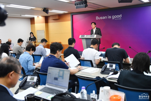 박형준 부산시장이 22일 오후 부산시청 브리핑룸에서 