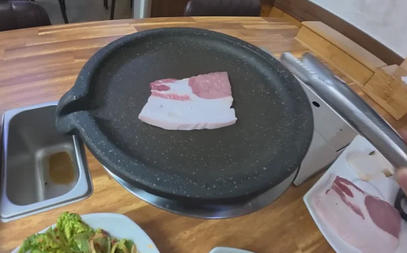 울릉도를 찾은 한 유명 유튜버가 고깃집에서 비계로 가득한 삼겹살을 받았다는 황당한 일화를 공개해 온라인에서 비판이 커지자 해당 음식점 주인은 직원의 실수였다며 사과했다. 유튜브 영상 캡처