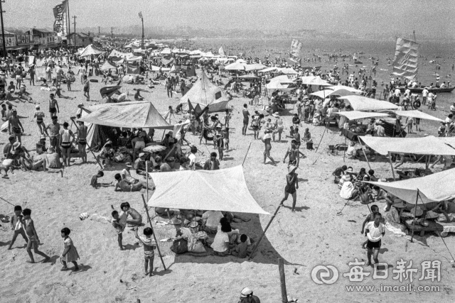 1961년 7월 15일 낮 최고 34.6℃ 무더위 속에 개장한 포항 송도해수욕장. 해변에 돛단배 유람선이 보인다. 사진=매일아카이빙센터