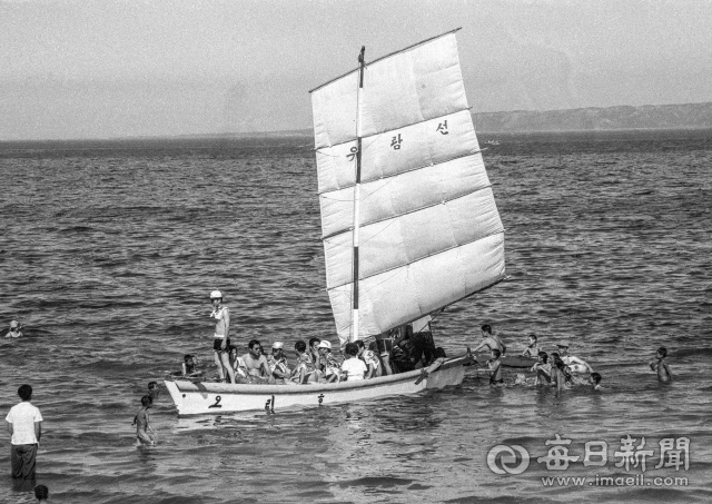 1960년대 초 포항 송도 해수욕장에서 피서객이 돛단배 유람선으로 뱃놀이를 즐기고 있다. 저 무렵 돛단배 유람선은 부유층들의 전유물이었다. 사진=매일아카이빙센터