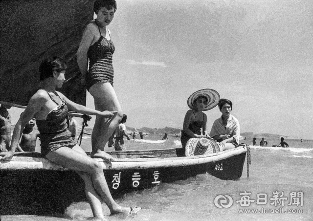 1962년 7월 28일 포항 송도 해수욕장에서 모델로 보이는 수영복 차림의 여성들이 돛단배 유람선을 배경으로 사진 촬영을 하고 있다. 사진=매일아카이빙센터