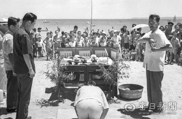 1964년 7월 5일 포항시 주최, 송도 해수욕장 번영회 후원으로 열린 해수욕장 개장식에서 김인 경북도지사, 박수대 포항시장 등이 참석해 용왕에게 안녕을 기원하는 수신제를 올리고 있다. 사진=매일아카이빙센터