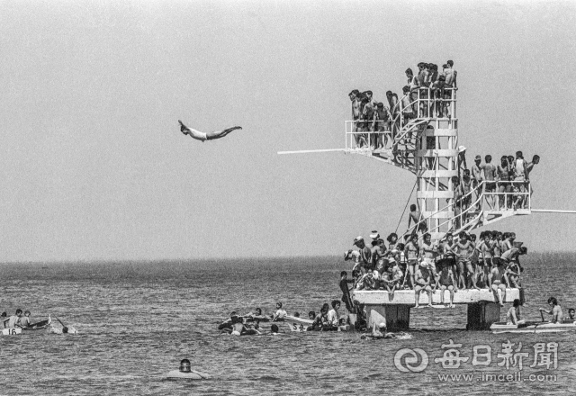 1971년 8월 1일 포항 송도해수욕장을 찾은 피서객들이 뜀대(다이빙대)에 올라 다이빙을 즐기고 있다. 1959년 포항시가 설치한 다이빙대는 지금도 그 자리를 지키고 있다. 사진=매일아카이빙센터