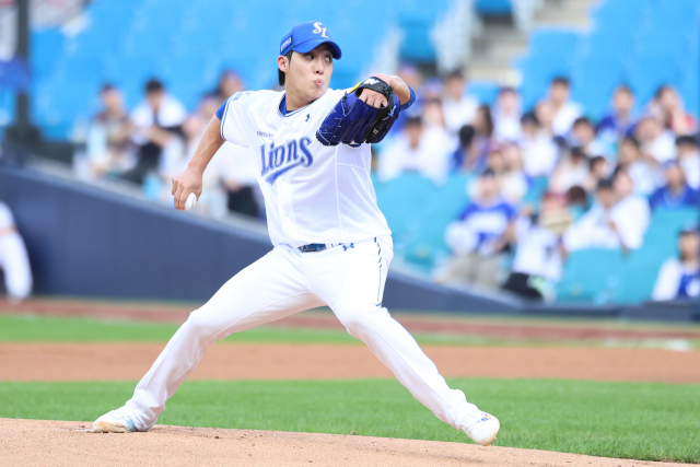 삼성 라이온즈의 원태인이 22일 대구에서 열린 SSG 랜더스와의 경기에 선발 등판해 투구하고 있다. 삼성 제공