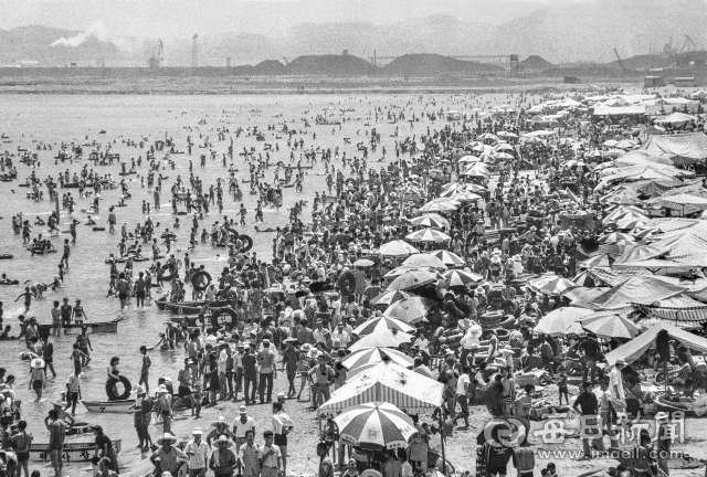 1975년 8월 3일 10만 인파가 몰린 포항 송도해수욕장 너머로 포항종합제철소(현 포스코) 철광석 야적장이 보인다. 송도해수욕장은 1970년대 중반을 정점으로 수질 오염, 해안 침식 등으로 점차 쇠퇴의 길을 걷다 2007년 폐장된 후 복원 노력 끝에 18년 만인 지난 7월 재 개장했다. 사진=매일아카이빙센터
