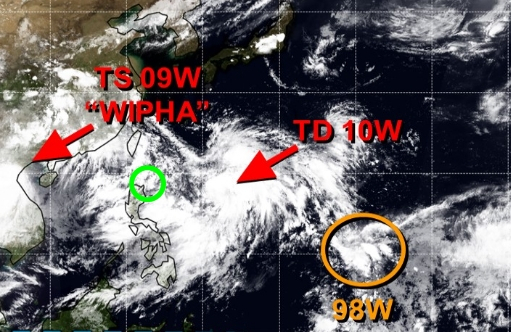 미국 합동태풍경보센터(JTWC, Joint Typhoon Warning Center) 감시 6호 태풍 위파(왼쪽)와 TD 10W(우리 기상청 감시 13호 열대저압부, 7호 태풍 프란시스코 발달 전망), 98W 열대요란. 22일 오후 9시 기준으로 99W 열대요란은 이미지에 표출돼 있지 않다. 이에 공식 이미지에 따로 필리핀 루손섬 북쪽에 초록색 원으로 추가했다. JTWC 홈페이지