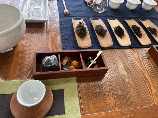다기와 차와 함께 즐길 수 있는 다과가 놓여져있다. 가지런히 놓여진 찻잎은 왼쪽부터 백차, 녹차, 홍차, 청차, 흑차.