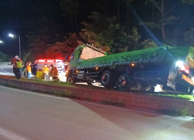 상주영천고속도로 신녕IC 램프구간에서 발생한 4.5t 화물차 사고 현장. 경북소방본부 제공