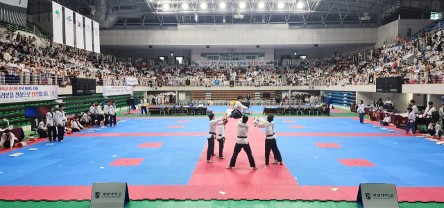 계명대학교 총장배 전국태권도 대회가 펼쳐진 영주국민체육센터 관중석을 대회 관계자와 가족들이 가득 메우고 있다. 마경대 기자