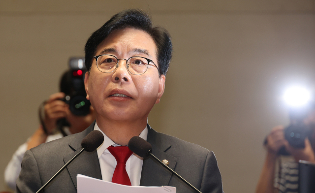 국민의힘 송언석 비상대책위원장 겸 원내대표가 23일 서울 여의도 국회에서 열린 의원총회에서 발언하고 있다. 연합뉴스