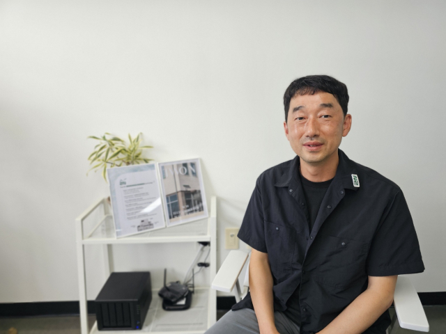 친환경 기술을 개발·상용화하는 스타트업 투엔을 이끄는 김재훈 대표가 매일신문과 인터뷰를 하고 있다. 그는 