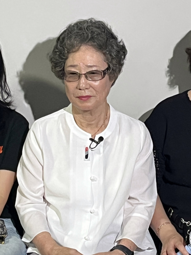 최말자(78·가운데)씨가 23일 오전 부산지법 352호 법정 앞에서 자신의 재심 첫 공판을 기다리고 있다. 최씨는 61년 전 자신을 성폭행하려던 남성의 혀를 깨물어 중상해 혐의 유죄 판결을 받았으나 재심을 받게 됐다. 연합뉴스