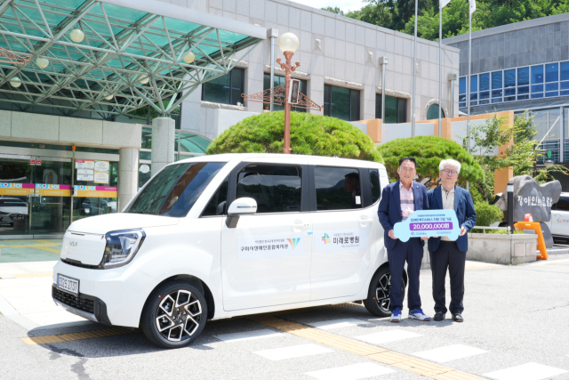 류동근(오른쪽) 미래로병원 병원장이 김휴진 구미시장애인종합복지관 관장에게 차량을 기증한 뒤 기념촬영을 하고 있다. 구미시장애인종합복지관 제공