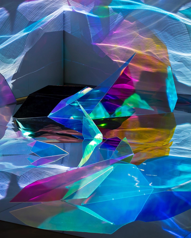 김용원, The reflection of inner-side ; Jokulsarlon – detail cut(2), 디지털 콜라주-모션 그래픽, 프로젝션 매핑, 플렉시글라스, 미러, 오디오, 가변설치, 2022