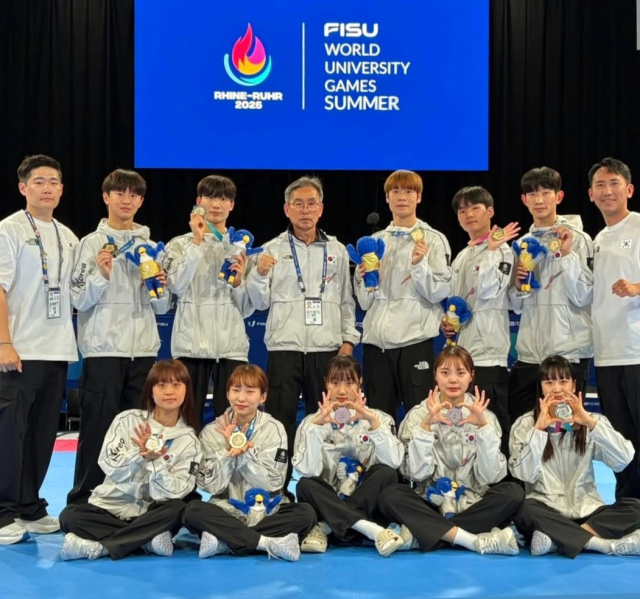2025 라인루르 하계 U대회 품새 부문에서 금메달 2개, 은메달 3개를 획득하며 종합우승을 차지한 대한민국 태권도 품새 국가대표팀. 위쪽 왼쪽에서 네 번째 김정윤 감독. 계명문화대 제공