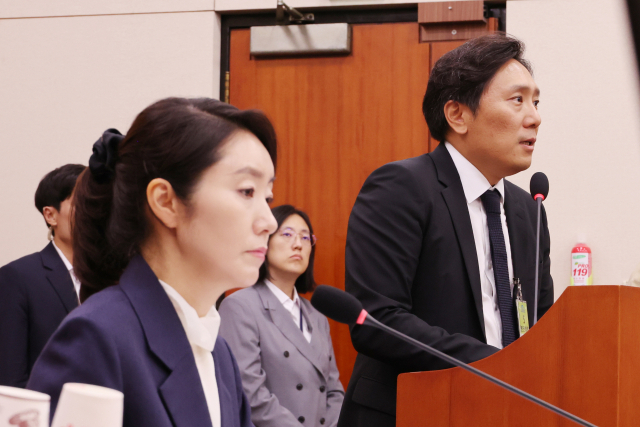 14일 국회 여성가족위원회에서 열린 강선우 여성가족부 장관 후보자에 대한 인사청문회에서 증인으로 출석한 이의일 엑셀세라퓨틱스 대표가 신문에 답하고 있다. 연합뉴스