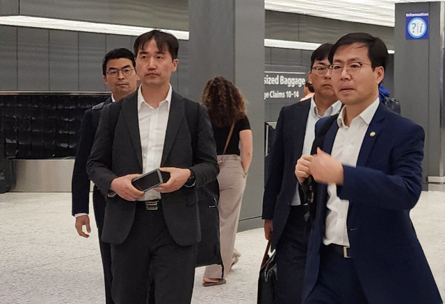 여한구 산업통상자원부 통상교섭본부장(오른쪽)이 도널드 트럼프 미국 행정부와 막판 통상 및 관세 협상을 위해 22일(현지시간) 미국 워싱턴DC 인근 덜레스 국제공항에 도착하고 있다. 연합뉴스