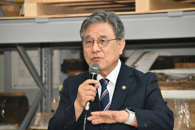 허민 국가유산청장이 23일 경기 파주시 전통건축수리기술진흥재단에서 열린 관월당 해체 부재 언론공개회에서 인사말을 하고 있다. 연합뉴스