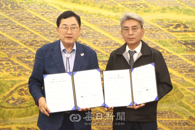 경주시(시장 주낙영)와 태영테크㈜(대표 김광태,오른쪽)는 23일 경주시청에서 투자양해각서를 체결하고 기념사진을 촬영하고 있다. 경주시 제공