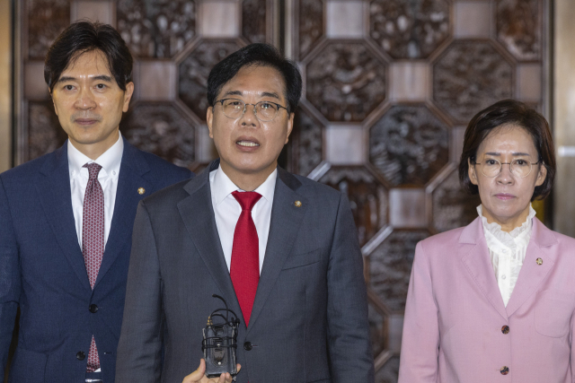 국민의힘 송언석 비상대책위원장 겸 원내대표가 23일 강선우 여성가족부 장관 후보자 사퇴 소식이 알려진 뒤 취재진과 관련 인터뷰를 하고 있다. 연합뉴스