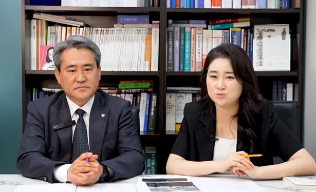 윤석열 전 대통령의 법률대리인단의 김계리 변호사와 송진호 변호사가 최근 유튜브 방송을 통해 탄핵과 관련 수사에 대한 심경과 입장을 밝혔다. 유튜브 영상 캡처