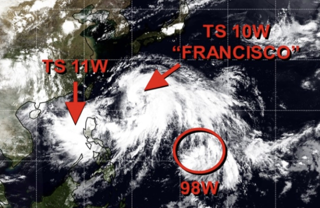 미국 합동태풍경보센터(JTWC, Joint Typhoon Warning Center)는 23일 저녁 TD 11W(우리 기상청 명명 15호 열대저압부)에 대해 태풍(TS 11W)으로 격상해 감시 중이다. 8호 태풍 꼬마이로 명명될 가능성이 높다. 그 오른쪽은 7호 태풍 프란시스코, 오른쪽 아래는 9호 태풍 크로사로 발달할 가능성이 제기되는 98W 열대요란. JTWC 홈페이지