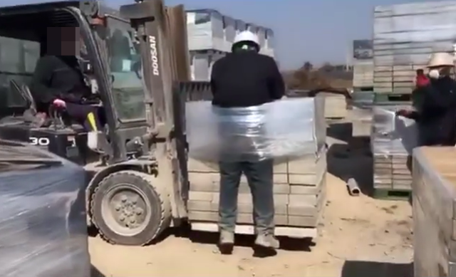 전남 나주의 한 벽돌 공장에서 동료들이 이주노동자를 화물에 결박해 지게차로 들어올리는 등 가혹행위를 했다는 주장이 나왔다. 전남이주노동자네트워크 제공