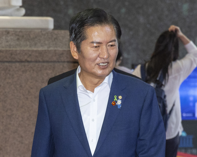 더불어민주당 8·2 전당대회에 당 대표 후보로 출마한 정청래 의원이 23일 국회 본회의 개회에 앞서 열린 의원총회에 입장하고 있다. 연합뉴스