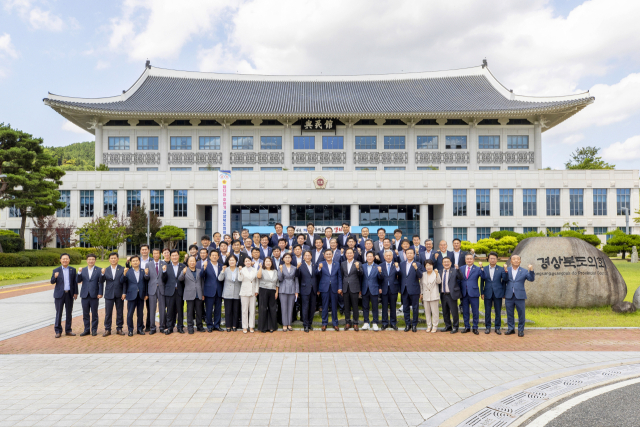 제12대 경북도의회 후반기 의원 단체사진. 경북도의회 제공