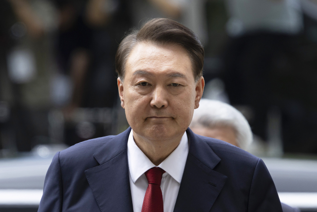 12·3 비상계엄과 관련해 특검의 수사를 받는 윤석열 전 대통령이 서울 서초구 서울중앙지법에서 열린 영장실질심사에 출석하고 있다. 연합뉴스