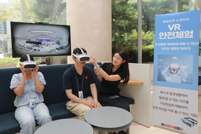 동아쏘시오그룹 임직원들이 회사 및 일상생활에서 발생 할 수 있는 사고를 VR(가상현실)로 체험하고 있다. (사진= 동아쏘시오그룹 제공)