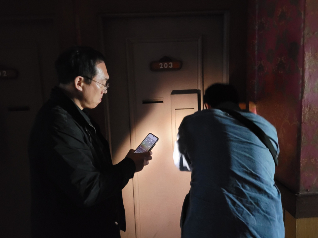 보이스피싱 범죄로 얻은 수익금을 가상화폐로 바꿔 해외로 전송한 조직원 수십명이 경찰에 붙잡혔다. 경찰이 검거를 위해 이들이 머물고 있던 숙박업소를 급습하는 모습. 대구경찰청 제공