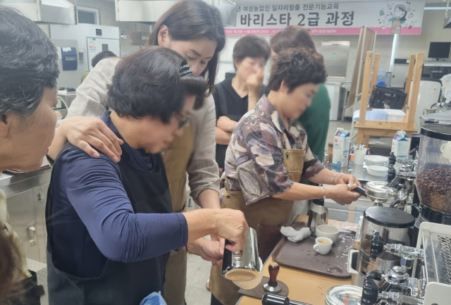 지난해 여성농업인 대상 커피 바리스타 2급 자격과정에 참여한 여성농업인들이 교육을 받고 있다. 영주시 제공