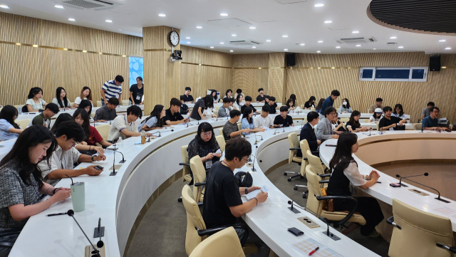 경북교육청이 지난해 대구교육대학교 예비 교사를 초청해 경북교육청 소속 교사들과 따뜻한 동행 프로그램을 운영하는 모습. 경북교육청은 경북교육의 우수성과 예비 교사들의 현장 적응력 향상을 위해 지난 2021년부터 매년 관련 프로그램을 운영 중이다. 경북교육청 제공