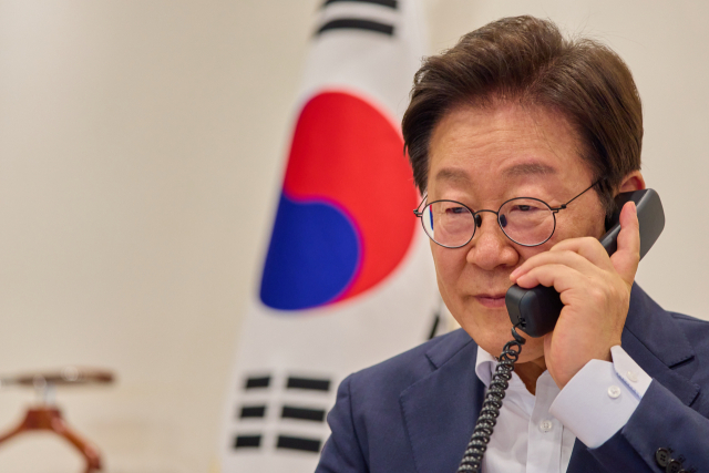 이재명 대통령이 23일 서울 용산 대통령실 청사 집무실에서 울프 크리스테르손 스웨덴 총리와 전화 통화를 하고 있다. 연합뉴스