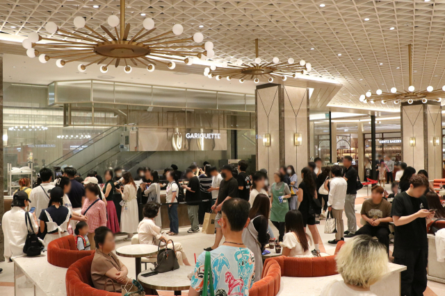 대구의 한 백화점이 방문객들로 북적이는 모습. 매일신문DB