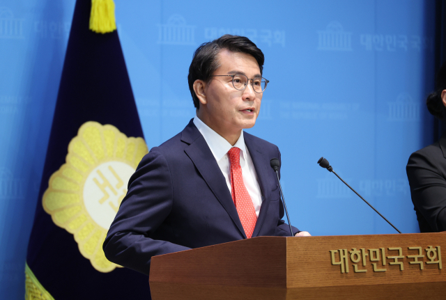 국민의힘 윤상현 의원이 24일 서울 여의도 국회 소통관에서 최근 자신이 주최한 토론회 관련 논란에 대해 기자회견을 하고 있다. 연합뉴스