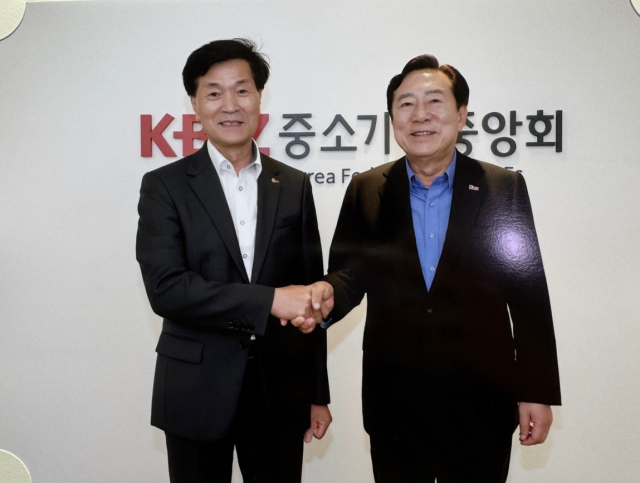 안병구 밀양시장이 24일 서울시 영등포구 중소기업중앙회를 방문해 김기문 회장(오른쪽)과 기념 촬영을 하고 있다. 밀양시 제공