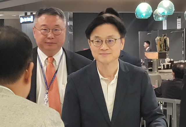 다음 달 1일(현지시간) 미국의 상호관세 발효를 앞두고 23일 미국을 찾은 김정관 산업통상자원부 장관이 워싱턴DC 인근 덜레스 공항을 통해 미국으로 입국하고 있다. 연합뉴스