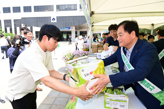 김천시는 24일 자매도시 군산시를 방문해 농산물 홍보·판촉 행사를 개최했다. 김천시 제공