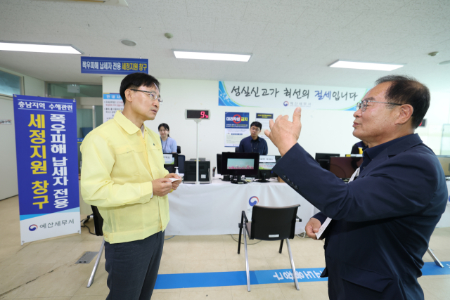 임광현 국세청장이 납세자의 애로사항을 청취하고 있다. 사진=국세청 제공