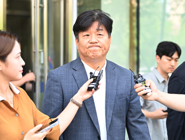딸 명의 편법대출 및 재산축소·페이스북 허위사실 글 게시 등 혐의로 기소된 더불어민주당 양문석 의원이 24일 경기도 수원시 영통구 수원고등법원에서 열린 항소심 선고공판을 마치고 나오고 있다. 수원고법 형사3부는 이날 양 의원의 항소심 선고 공판에서 특정경제범죄가중처벌법상 사기 혐의에 대해 징역 1년 6월에 집행유예 3년, 공직선거법 위반 혐의에 대해 벌금 150만원을 선고한 원심 형량을 유지했다. 연합뉴스