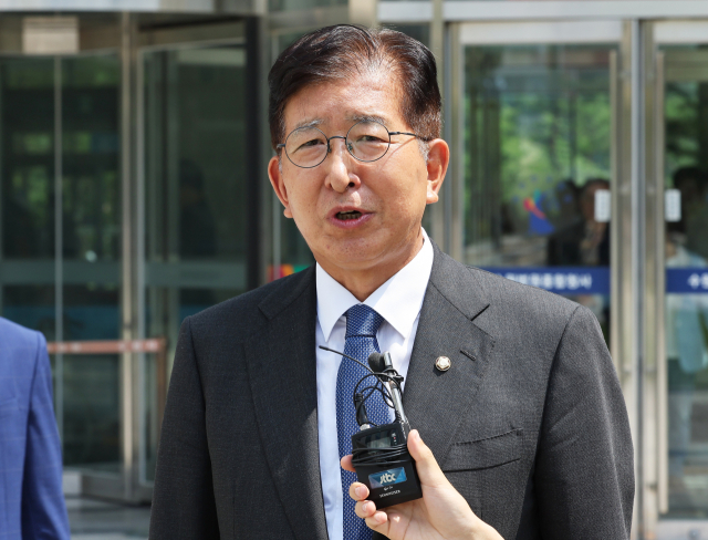 지난해 4·10 총선에서 재산을 축소 신고한 혐의로 기소된 더불어민주당 이상식 의원이 24일 경기도 수원시 영통구 수원고등법원에서 열린 항소심 선고공판을 마치고 나오고 있다. 수원고법 형사3부는 이날 이 의원의 공직선거법 위반(허위사실공표) 등 혐의 사건 항소심 선고 공판에서 원심 판결을 파기하고 이 의원에게 벌금 90만원을 선고했다. 연합뉴스