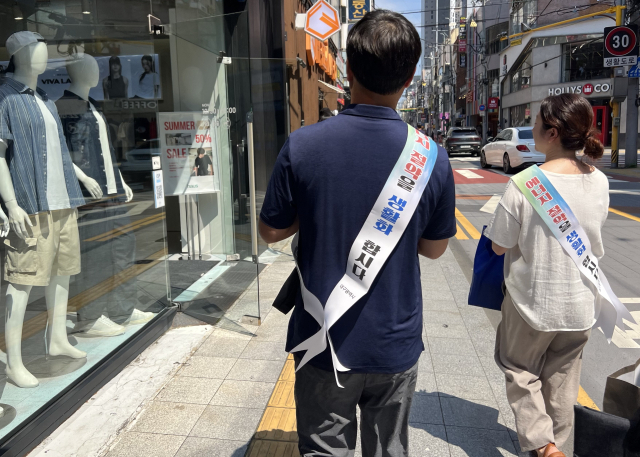 24일 오후 폭염 속 전력 수요가 급증하는 가운데, 대구시가 개문냉방 자제를 촉구하는 에너지 절약 캠페인을 벌였다. 구민수 기자