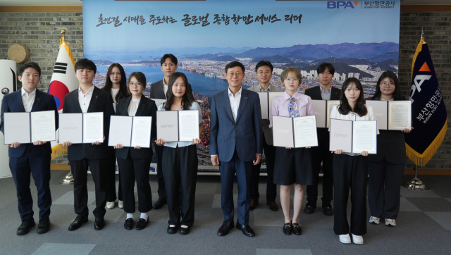 송상근 부산항만공사 사장이 신입직원 11명과 청렴 서약을 체결한 뒤 기념촬영을 하고 있다. [사진=BPA]