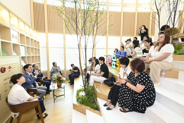 24일 달성어린이숲도서관 개관식에서 최재훈 달성군수와 추경호 국민의힘 국회의원, 김은영 달성군의회 의장이 도서관 개관식에 참여한 학부모들과 간담회를 열고 있다. 달성군 제공.