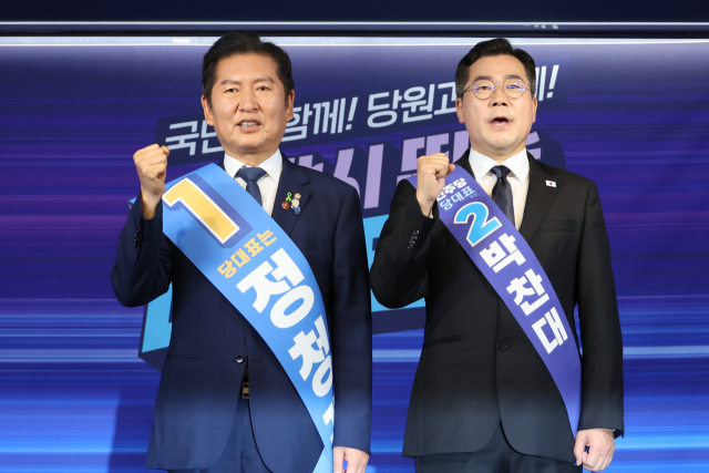 더불어민주당 정청래·박찬대(오른쪽) 당대표 후보가 20일 서울 여의도 당사에서 열린 8·2 전당대회 순회 경선 영남권 합동연설회에서 파이팅을 외치며 기념촬영 하고 있다. 연합뉴스