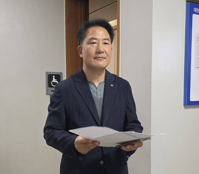 남성 동료 의원을 성추행한 혐의로 1심에서 실형을 선고받은 상병헌 세종시의원이 24일 대전지법 법정을 나서고 있다. 재판부는 증거인멸과 도주 우려가 없다고 보고 피해 변제 기회를 주기 위해 법정 구속은 하지 않았다. 연합뉴스