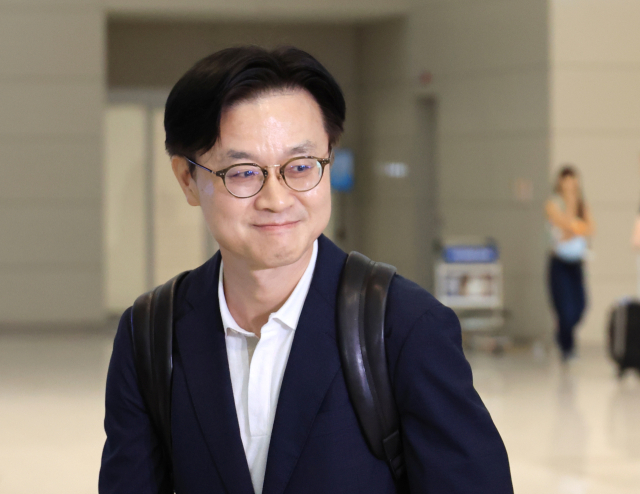 김정관 산업통상자원부 장관이 대미 통상 협상과 관련, 23일 인천국제공항을 통해 미국 워싱턴으로 출국하고 있다. 연합뉴스