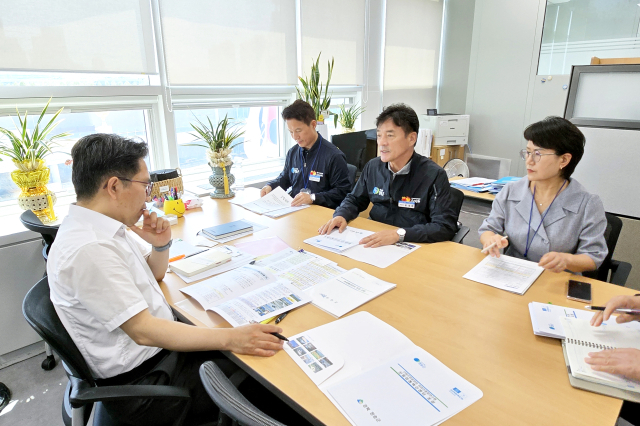 청송군은 지난 24일 정부세종청사를 방문해 2026년도 국가예산 확보를 위한 전방위 활동에 나섰다. 이날 윤경희 청송군수는 정부 각 부처를 돌며 지역 내년도 사업 관련 예산에 대해 직접 설명했다. 청송군 제공